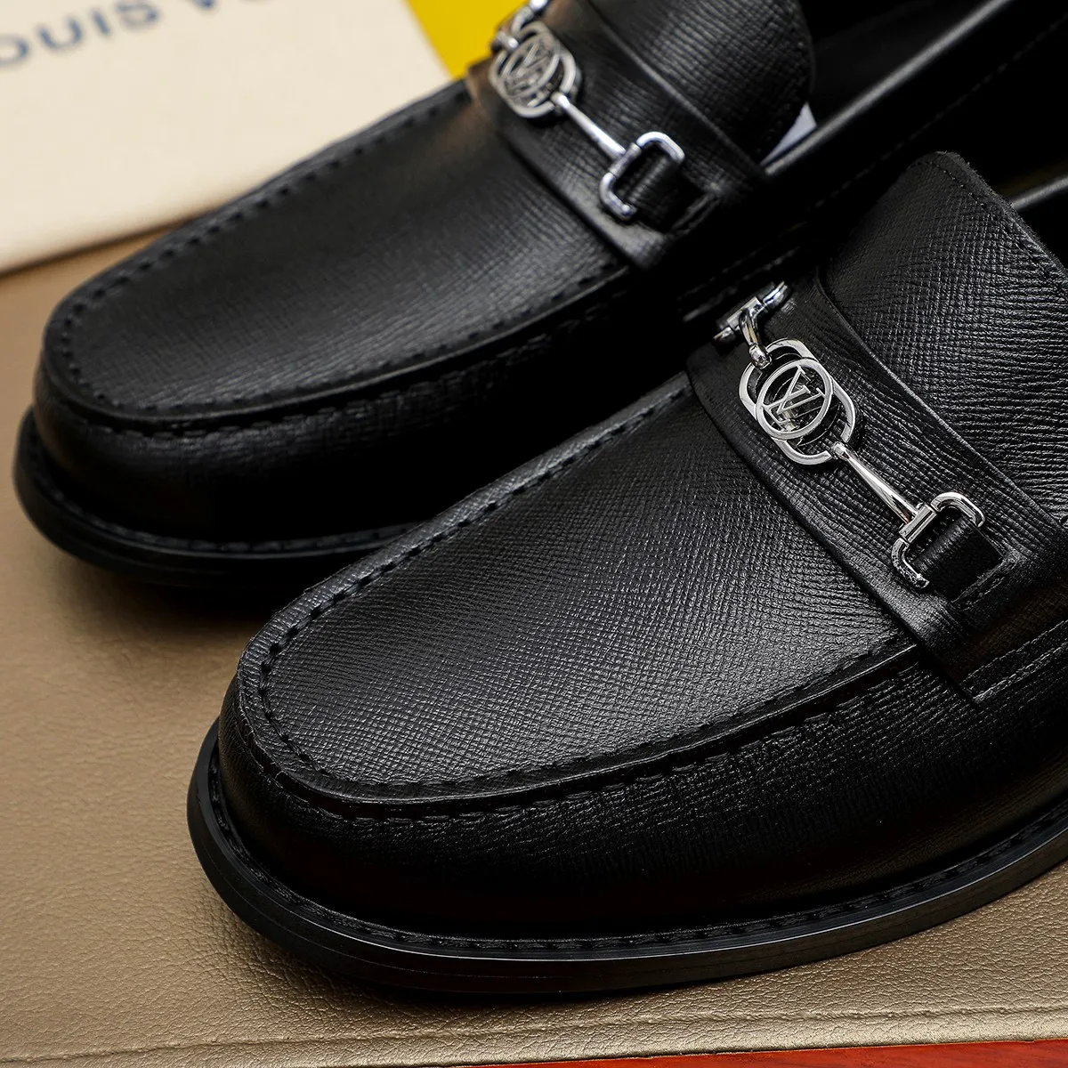 Men's shoes 460 💰 Louis Vuitton LV ® 🆕 model 🔛 full shoe counter, first layer cowhide, 🐂leather lining casual shoes for men, super soft outsole, a must-have for driving. Synchronized with the counter, original first layer cowhide, completely 1:1 mold customization 🌹 top version, color optional! Number: 38-44 (45.46 customized)